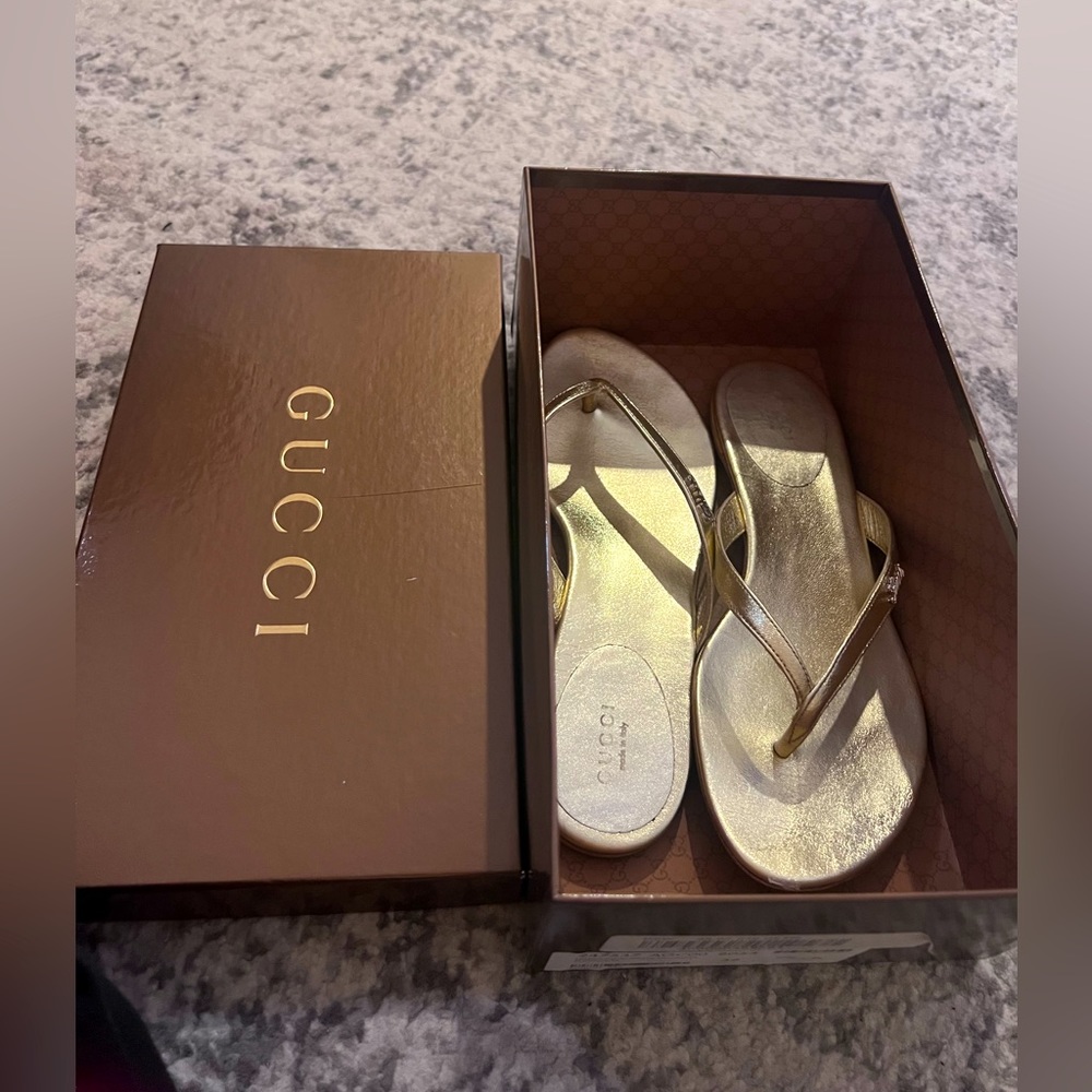 Gucci flip flops in gold/platinum size 38